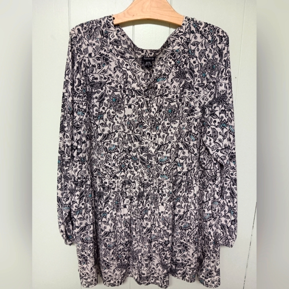 Torrid sz 3 womens black white floral chiffon top peasant tie neck womens sz 3X